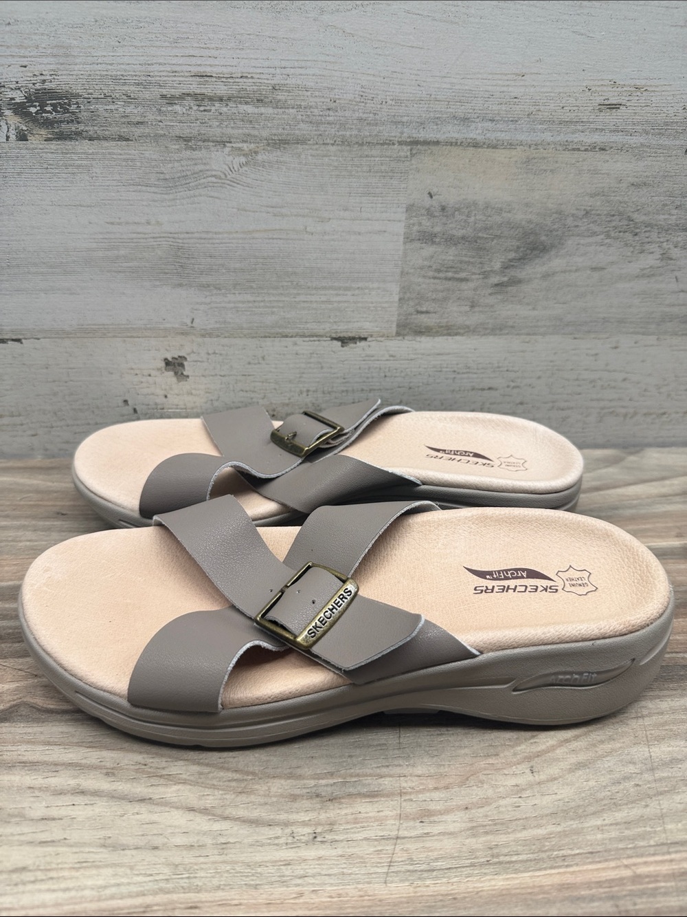 SKECHERS Women's Archfit Genuine Leather GOwalk Arch Fit Upscale Sandal Size 10